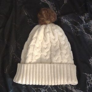 White knitted pompom beanie
